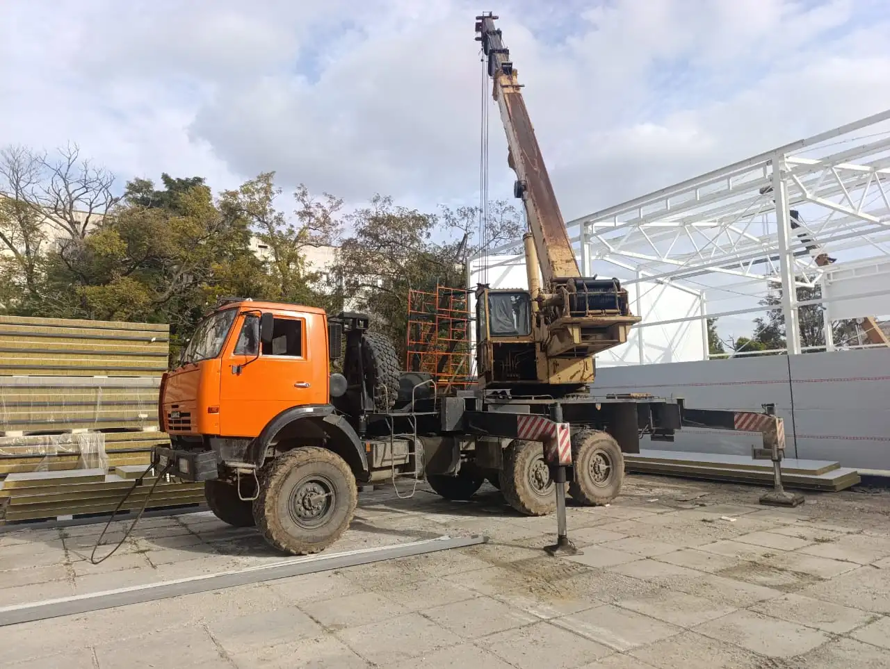 Автокран-вездеход 25 тонн / 28 метров