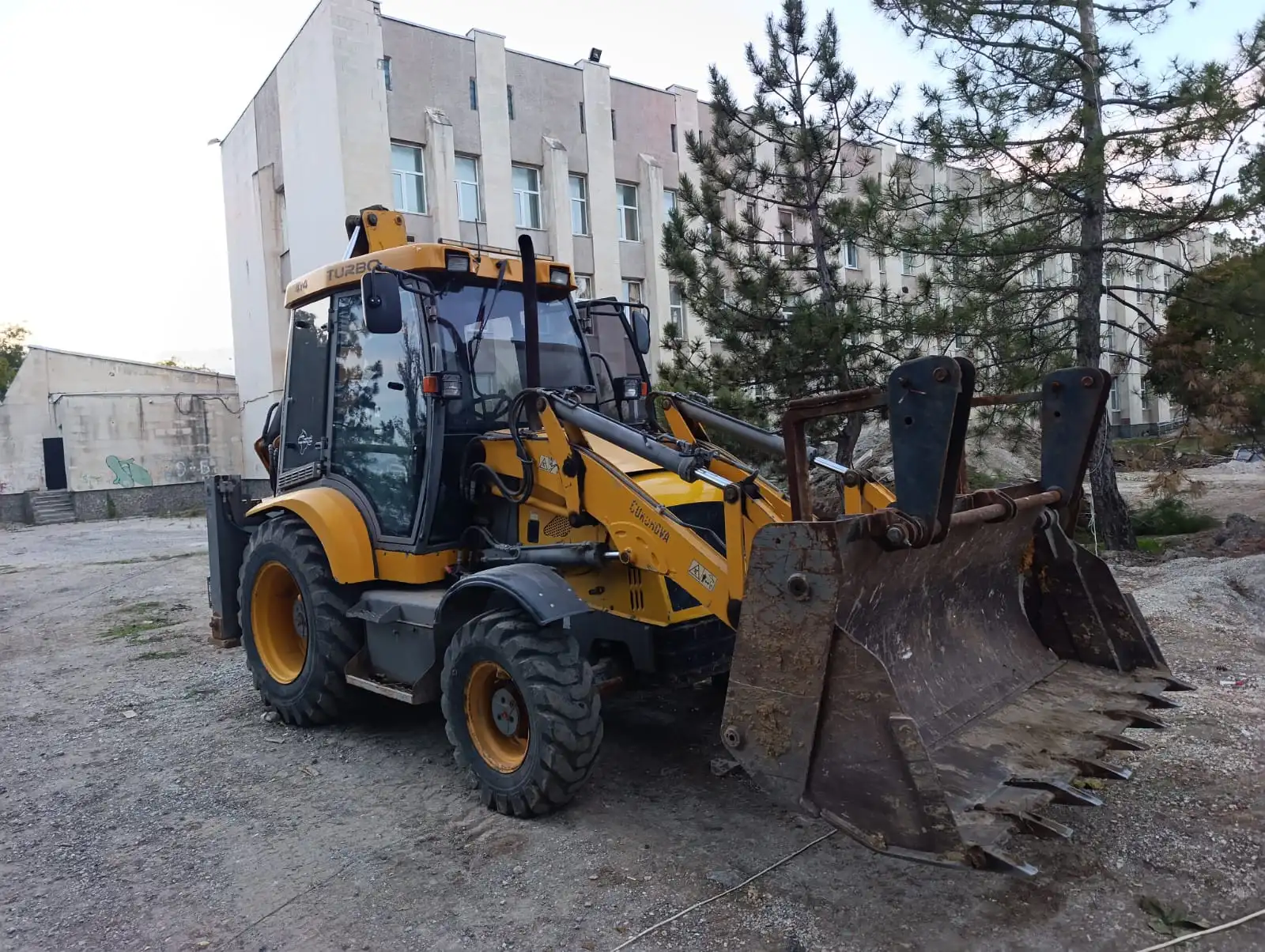 Экскаватор-погрузчик